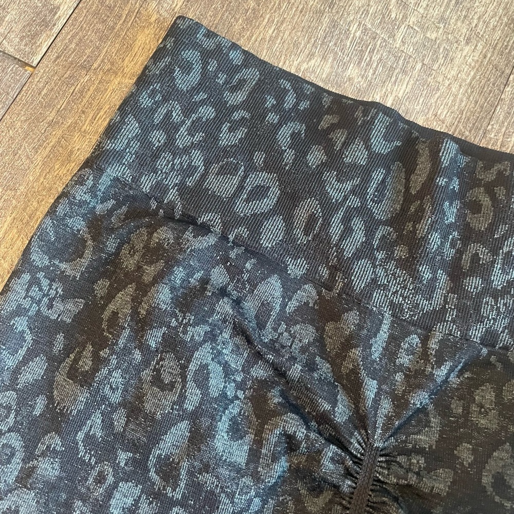 Women’s Gymshark Black Cheetah Leggings Size Small - Picture 3 of 6